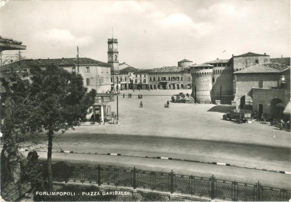 Forlimpopoli - Piazza Garibaldi e Distributore AGIP 1953