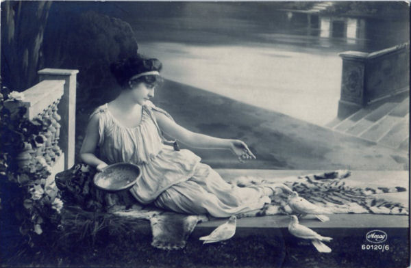Donnina e colombi 1922